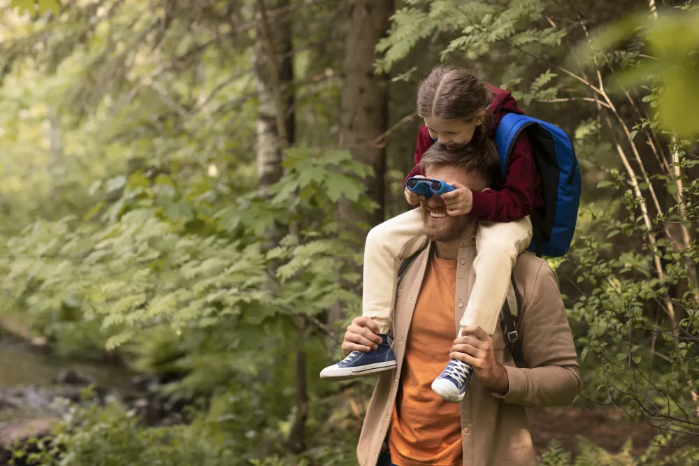 Mädchen und Vater unterwegs auf einem Familienausflug in der Natur